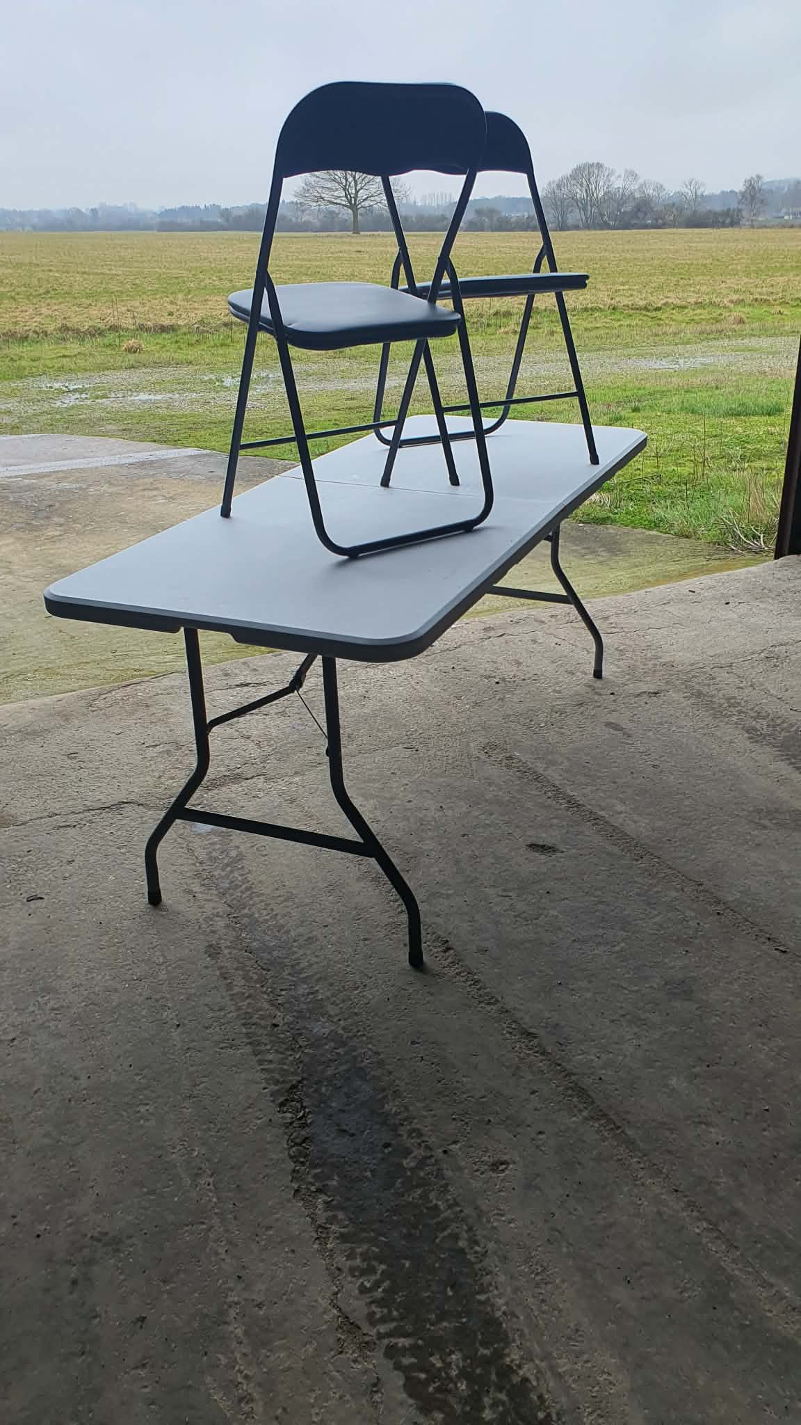 Klapbord med to sorte klapstole