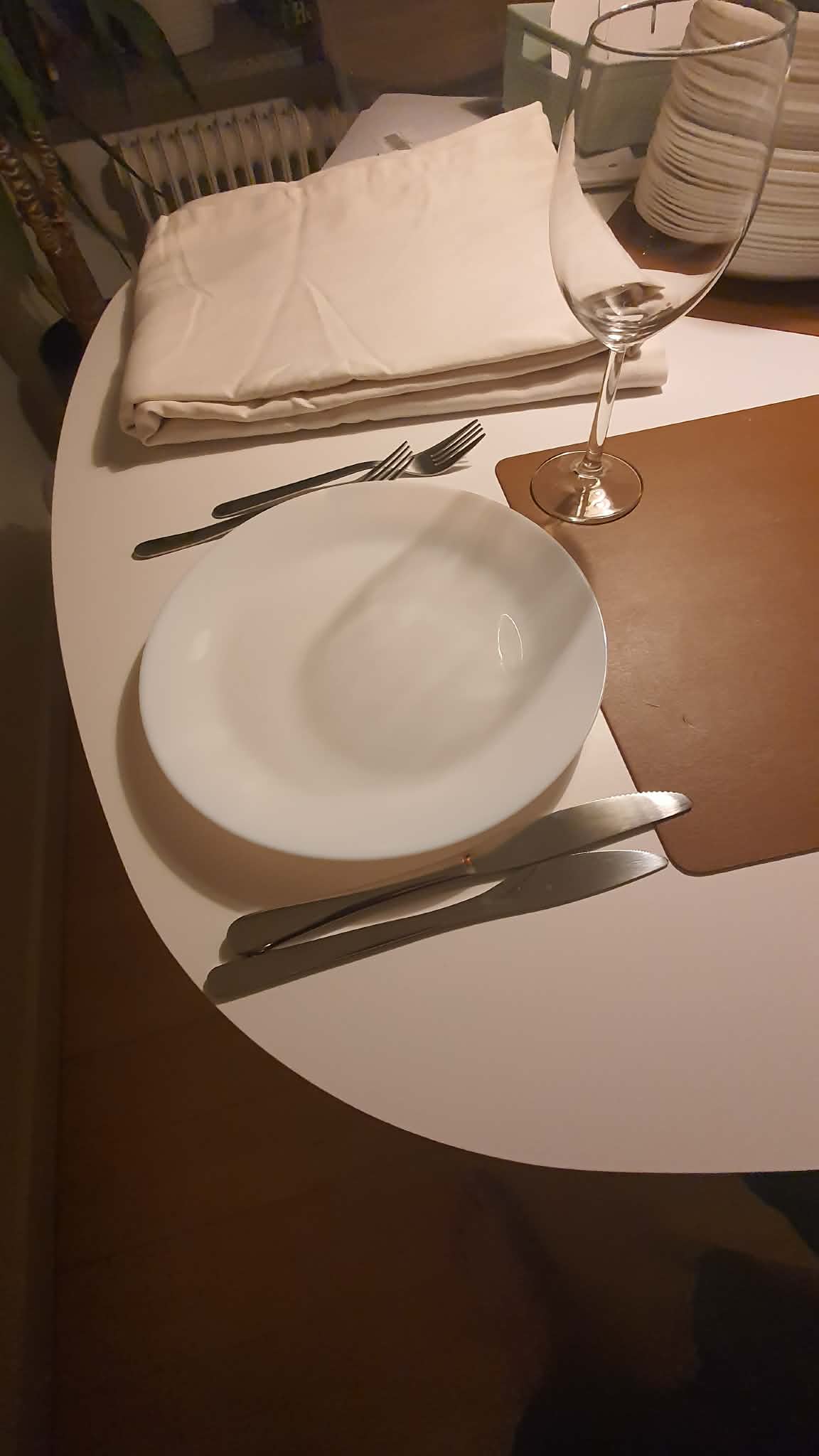 Serviceopdækning med tallerken, glas og bestik
