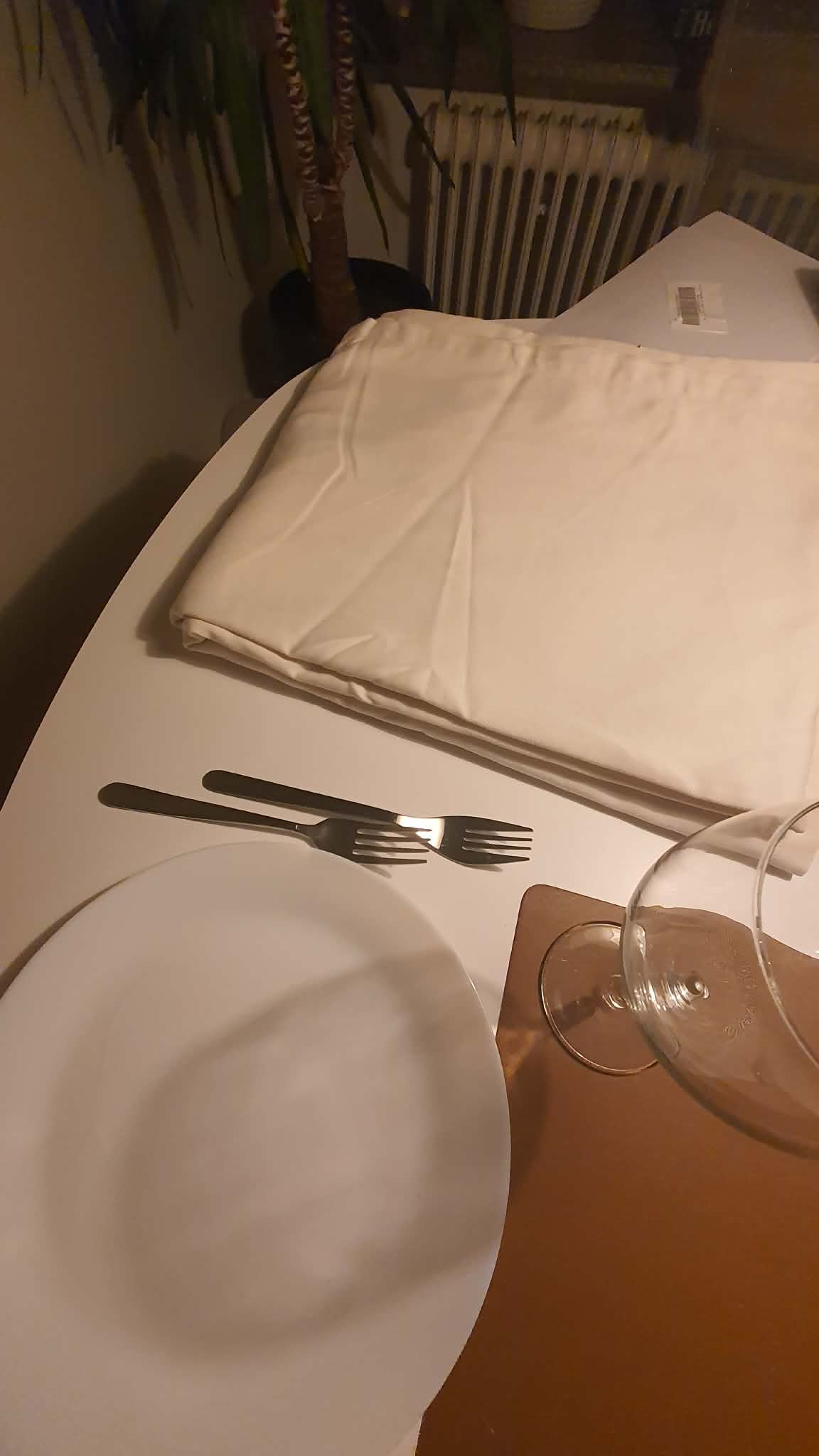 Foldede hvide duge og ekstra service